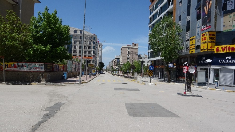 Van’da cadde ve sokaklar boş kaldı 