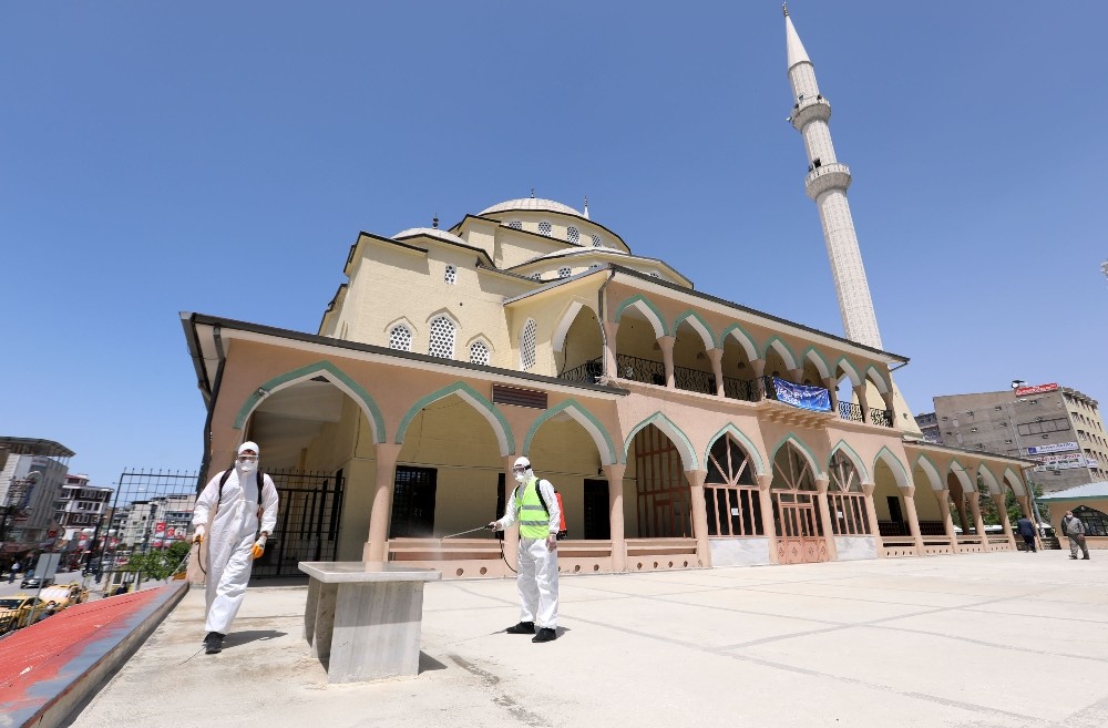 Van’da camiler Cuma namazına hazır 