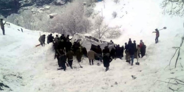 Van'da çığ düşen minibüste ölen var mı?