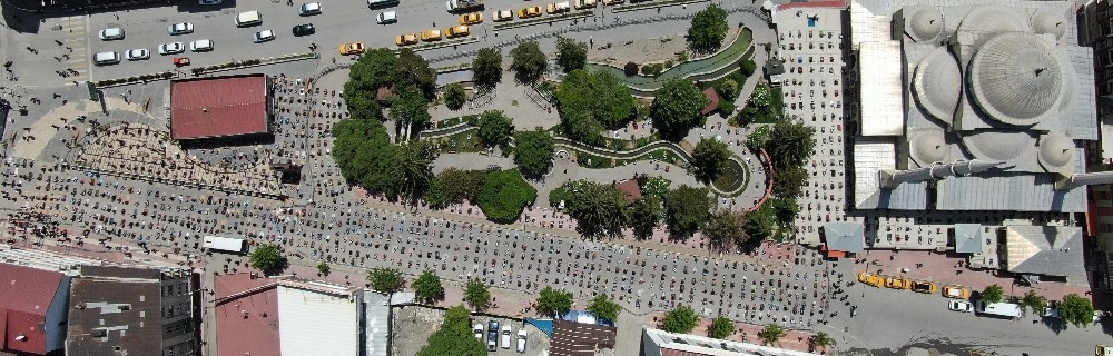 Van’da cuma namazı için kurbanlar kesildi 