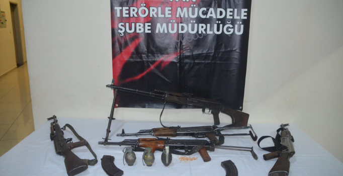 Van'da dere yatağından silah ve mühimmat çıktı