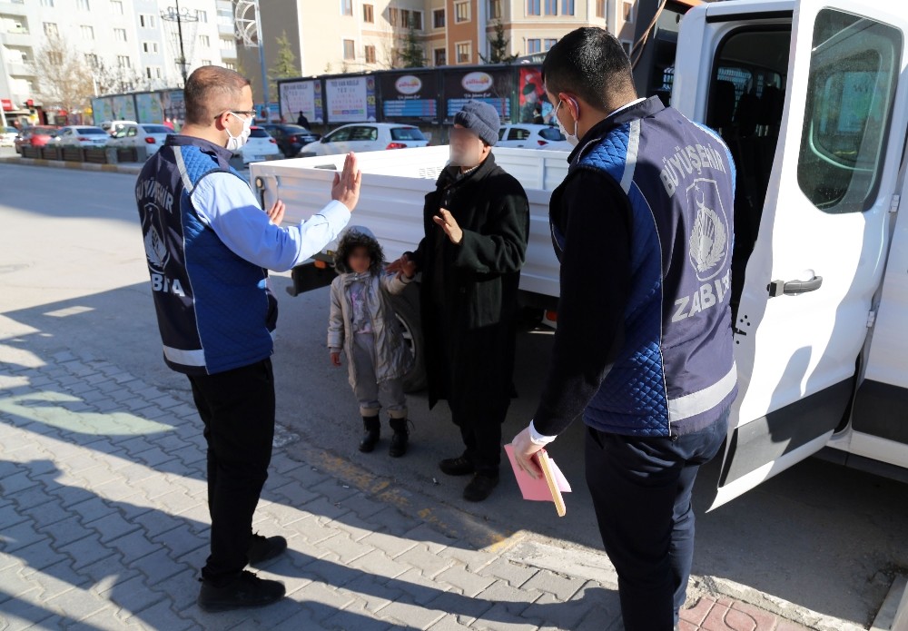 Van’da dilencilere korona virüs operasyonu 