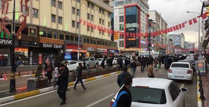 Van'da dönercide çıkan kavgada silah ve döner bıçakları konuştu