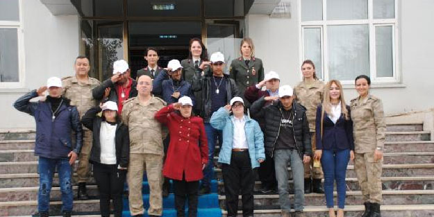 Van'da down sendromlu öğrencilerden jandarmaya ziyaret