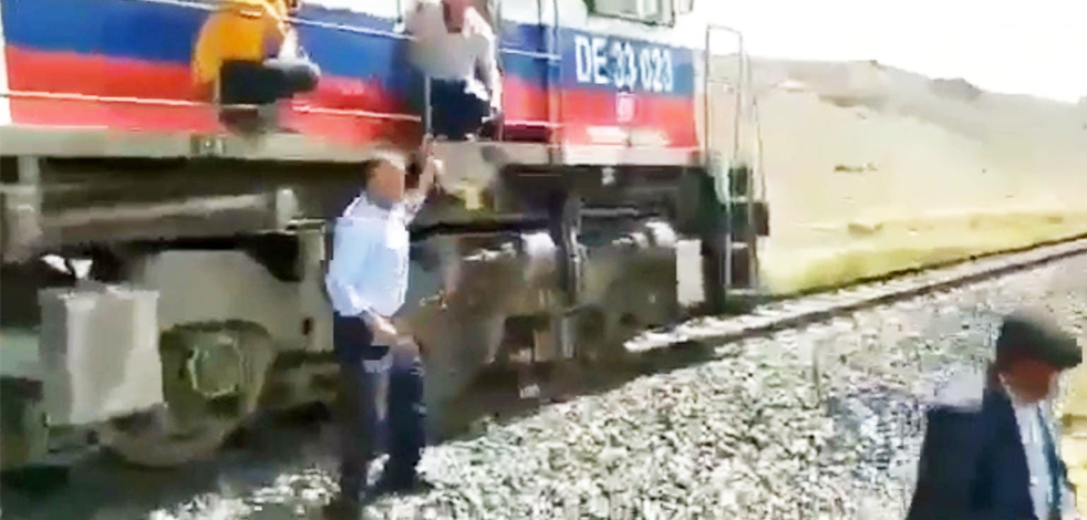 Van’da düğün konvoyunun önü trenle kesildi