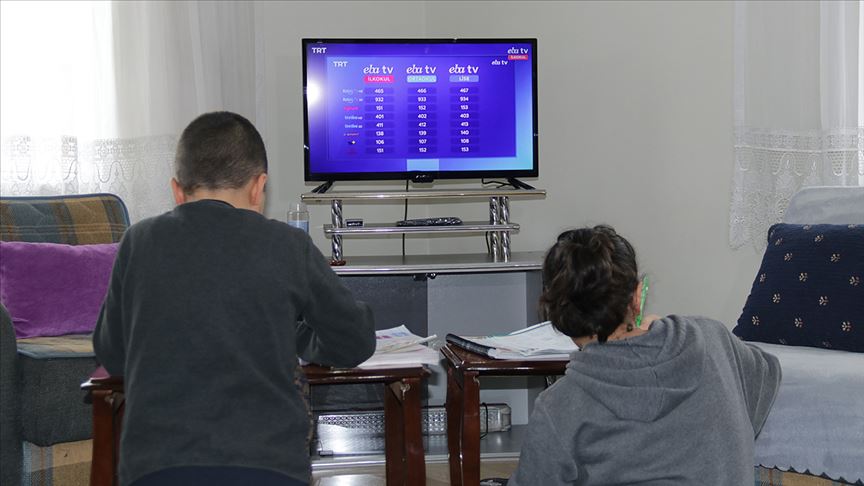 Van'da EBA-TV'den derslerini takip edemeyen 2 kardeşe televizyon hediye edildi