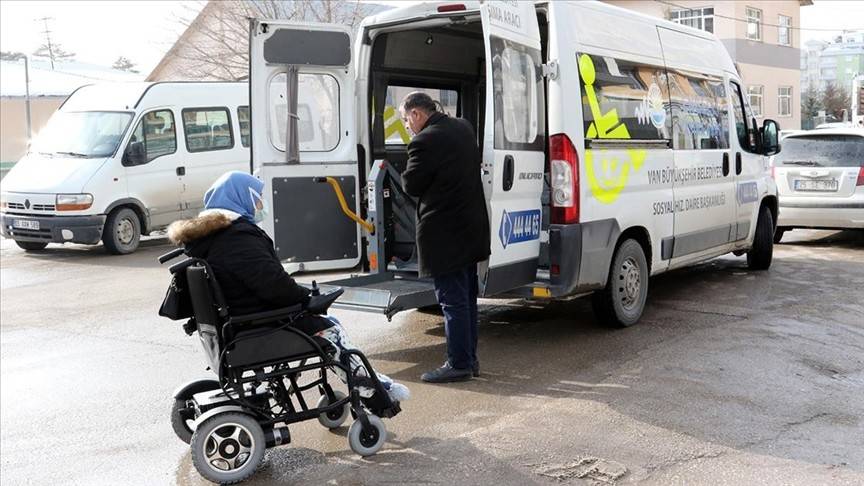 Van’da engelli öğrenciyi sınava Büyükşehir Belediyesi ekibi götürdü