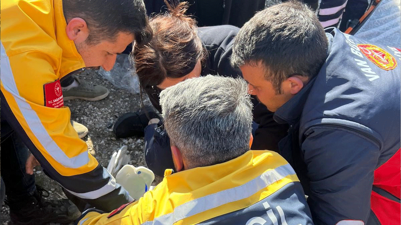 Van'da feci kaza! Kamyonet kaldırıma çarptı, 2 yaralı