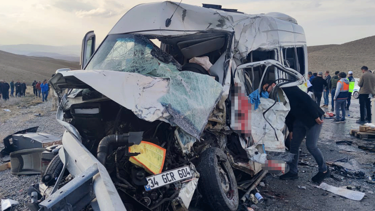 Van’da feci kaza! Yola dizilen cesetler yürekleri yaktı