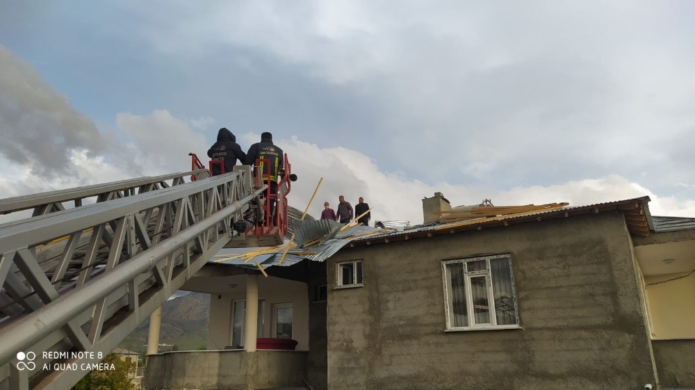 Van’da fırtına çatıları uçurdu 