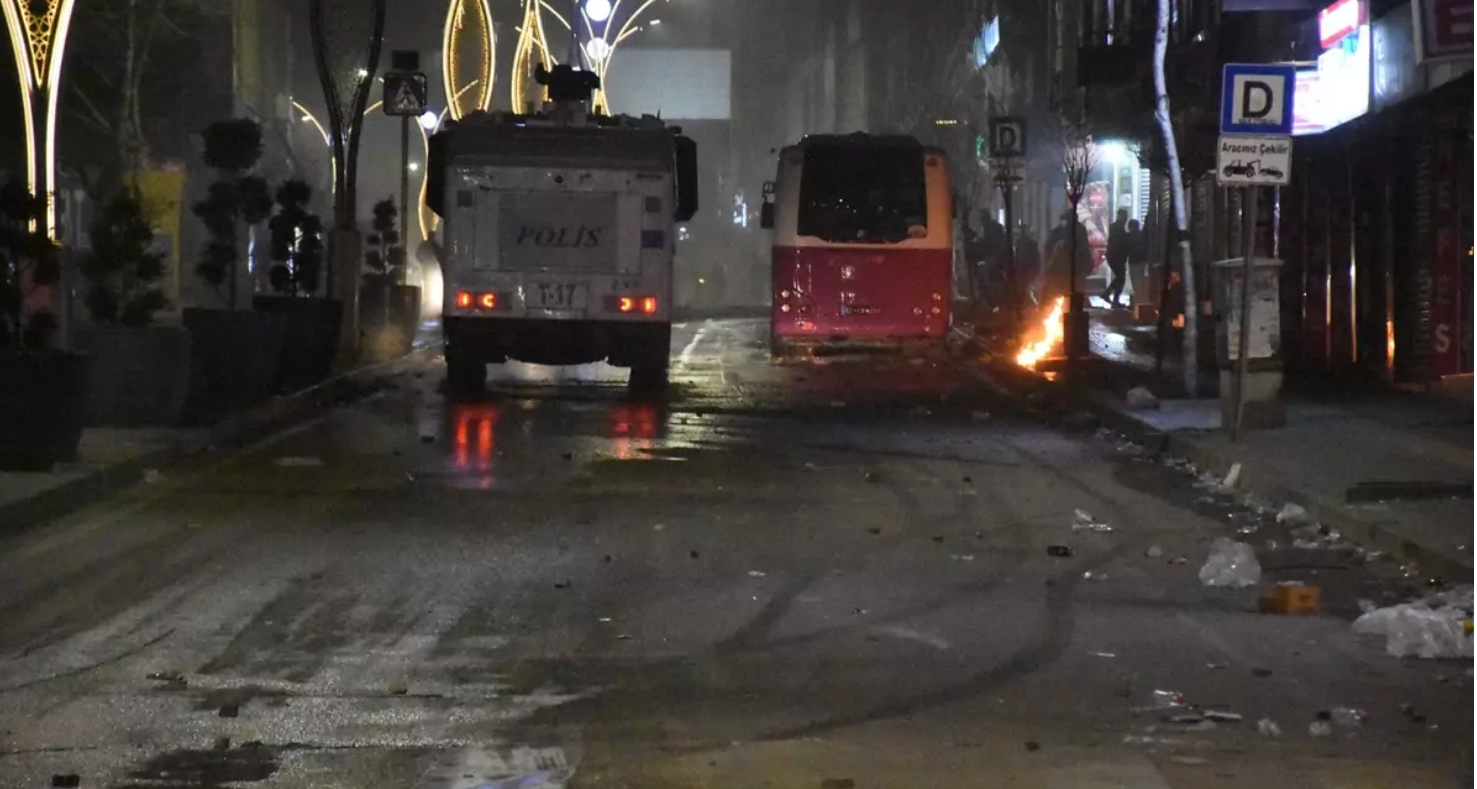 Van'da güvenlik güçlerine taş attılar! Polis gruba müdahale etti