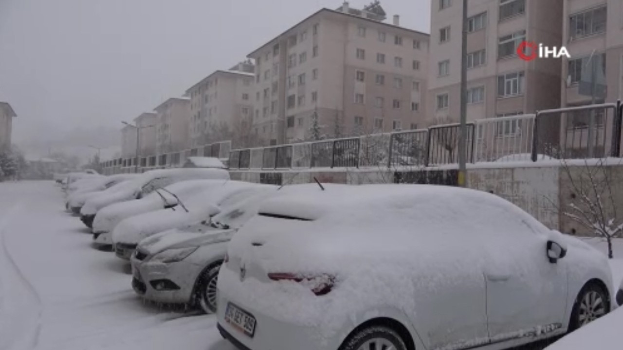 Van’da hayat durdu! Uçak seferleri iptal oldu! Köylere ulaşılamıyor
