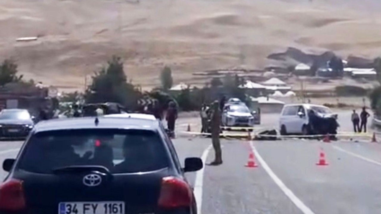 Van’da iki araç kafa kafaya çarpıştı: 2 ölü, 9 yaralı
