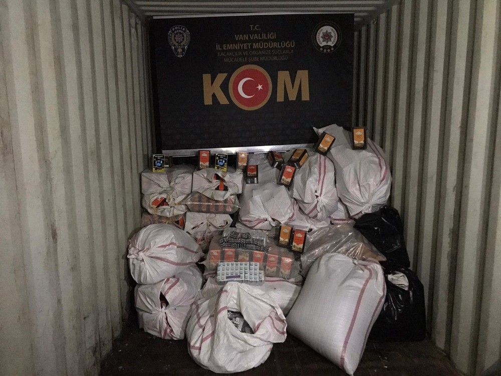 Van’da kaçak ilaç ve çay ele geçirildi 