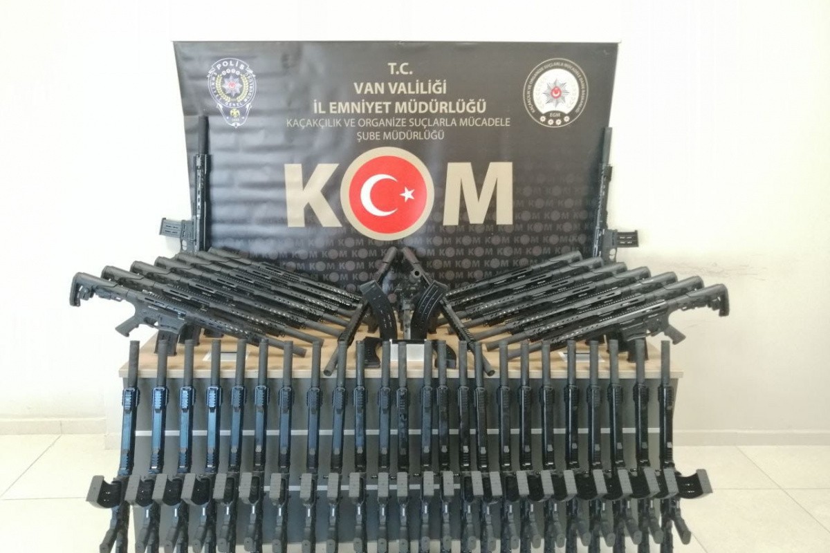 Van'da kaçak sigara, av tüfeği ve tabanca malzemesi ele geçirildi