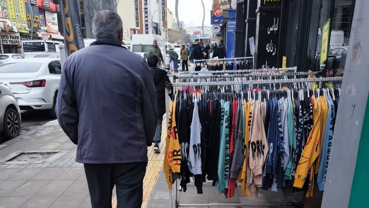 Van’da Kaldırım İşgali Vatandaşları Canından Bezdirdi