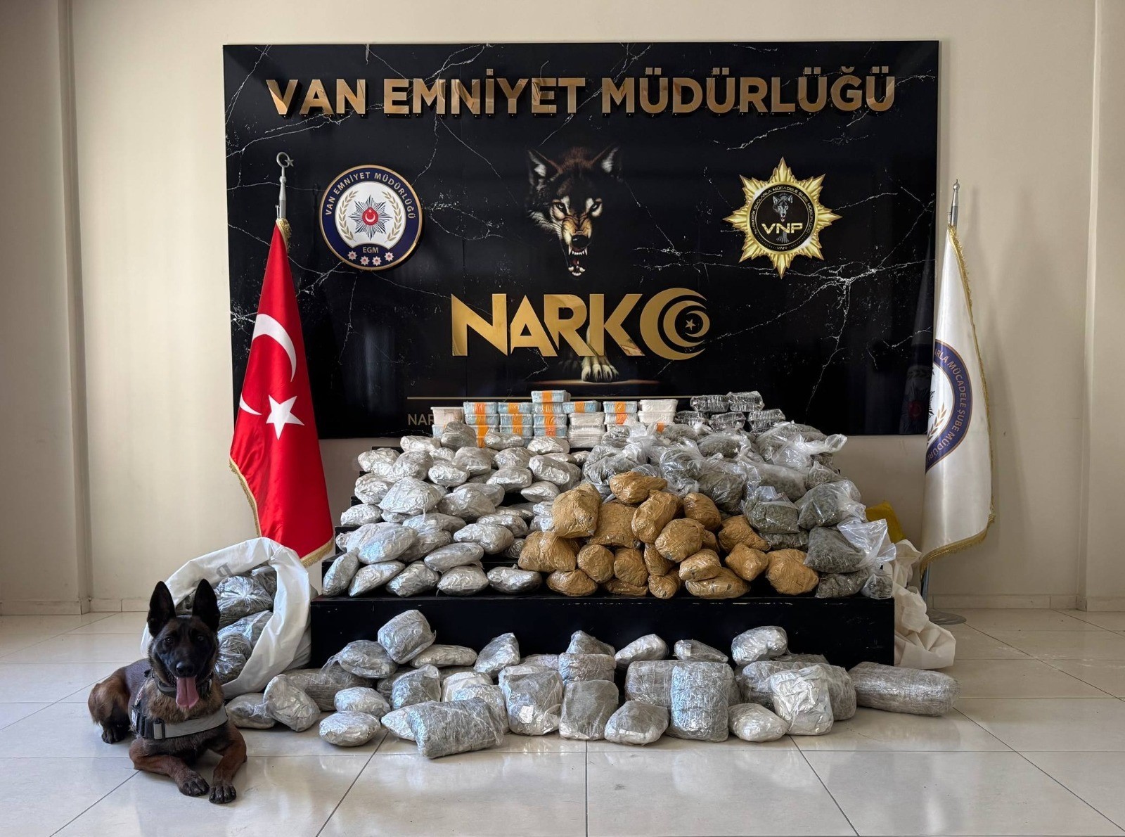 Van'da kamyonetteki yün çuvallarının içinden 122 kilo uyuşturucu çıktı