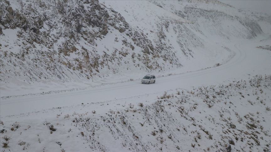 Van'da kar ve tipi nedeniyle kırsaldaki 11 mahalle yolu kapandı