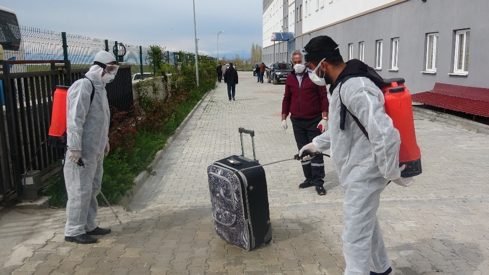 Van’da karantina süresi dolan 73 kişi evlerine uğurlandı 