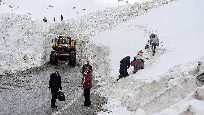 Van'da karayoluna düşen çığ araçları mahsur bıraktı