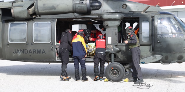 Van'da kayak yapan İtalyan kayakçı ayağını kırdı! Helikopterle alındı