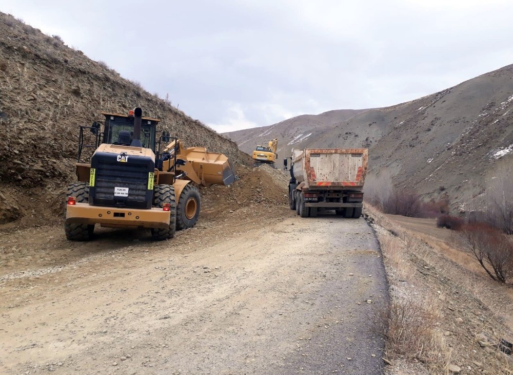Van’da kış ortasında yol çalışması 
