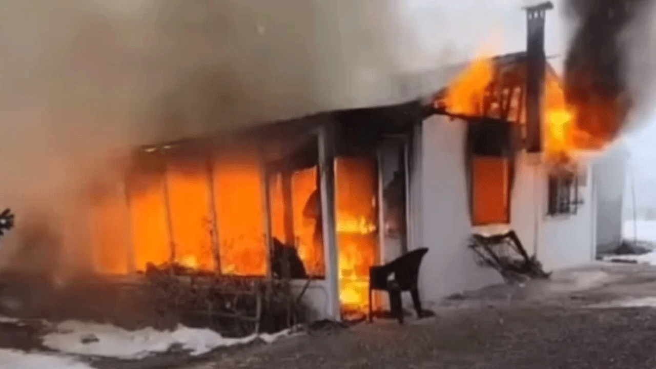 Van'da korkutan yangın! Prefabrik ev alevlere teslim oldu!