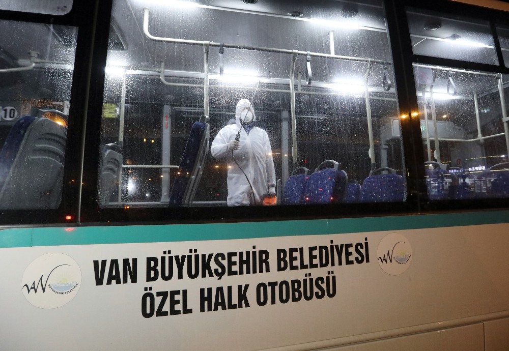 Van’da korona virüse karşı toplu taşıma araçlarını ilaçlıyor 