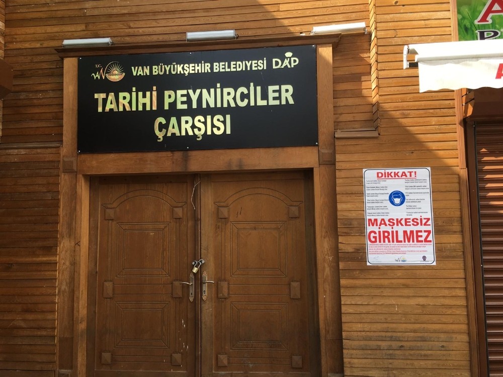 Van’da korona virüsü nedeniyle uyarı levhaları asıldı 