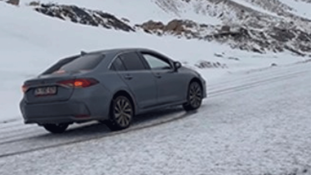 Van'da lapa lapa kar yağdı, sürücüler zor anlar yaşadı!