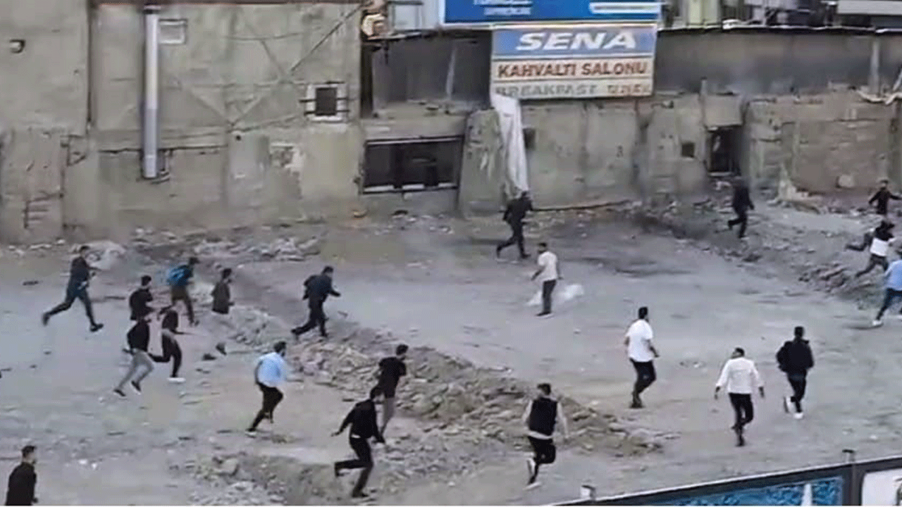 Van’da meydan savaşı! Polis havaya ateş açtı