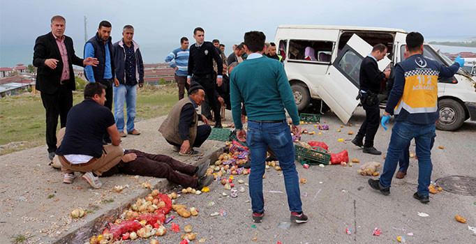 Van'da minibüs takla attı: 5 kişi yaralı
