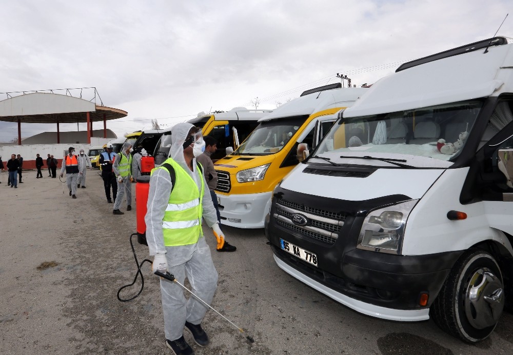 Van’da minibüs ve taksiler dezenfekte edildi 