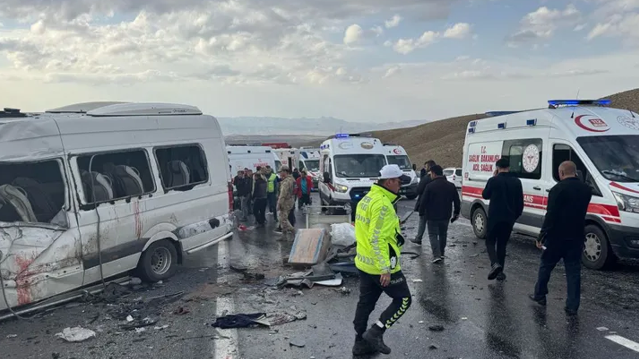 Van'da minibüsle kamyonet çarpıştı: Çok sayıda ölü ve yaralı var