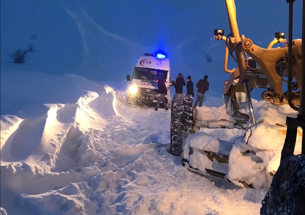 Van’da rahatsızlanan hamile kadın 3 saatlik çalışmayla kurtarıldı 