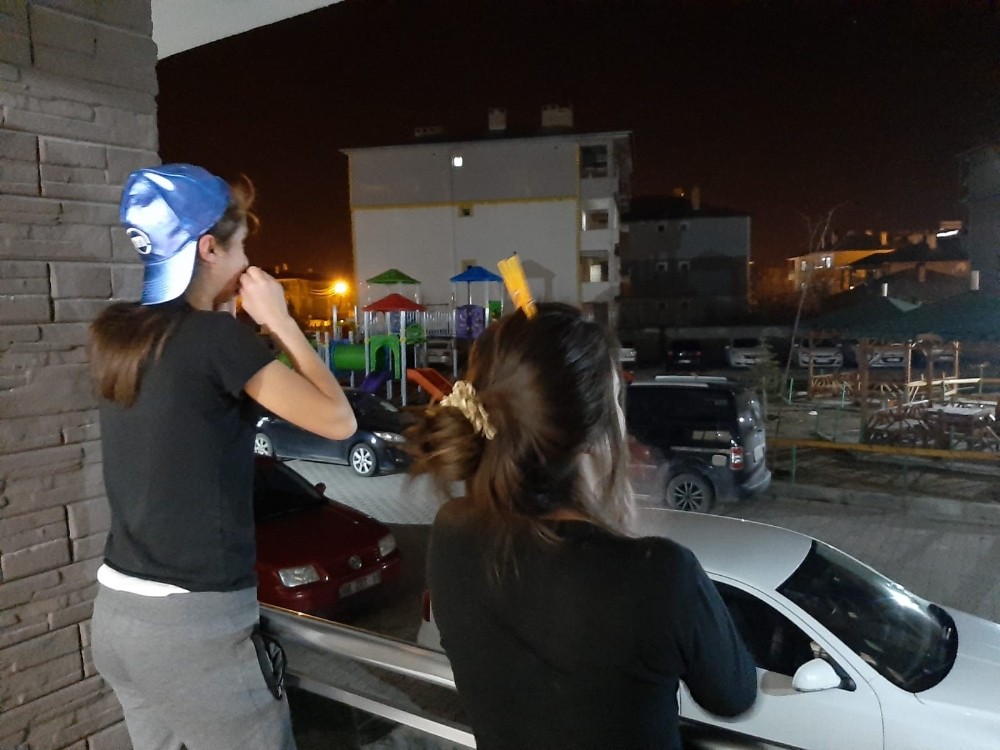 Van’da sağlık çalışanlarına alkışlı destek 