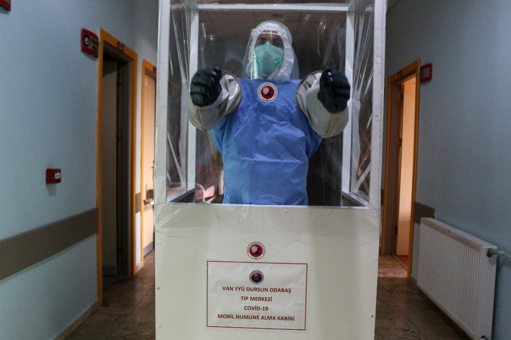Van’da sağlıkçılar mobil numune alma kabinleriyle korona virüsten korunuyor 