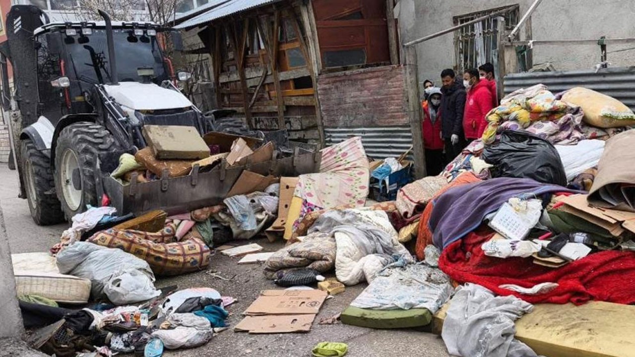Van’da şaşırtan görüntü! Evden 2 kamyon çöp çıkarıldı