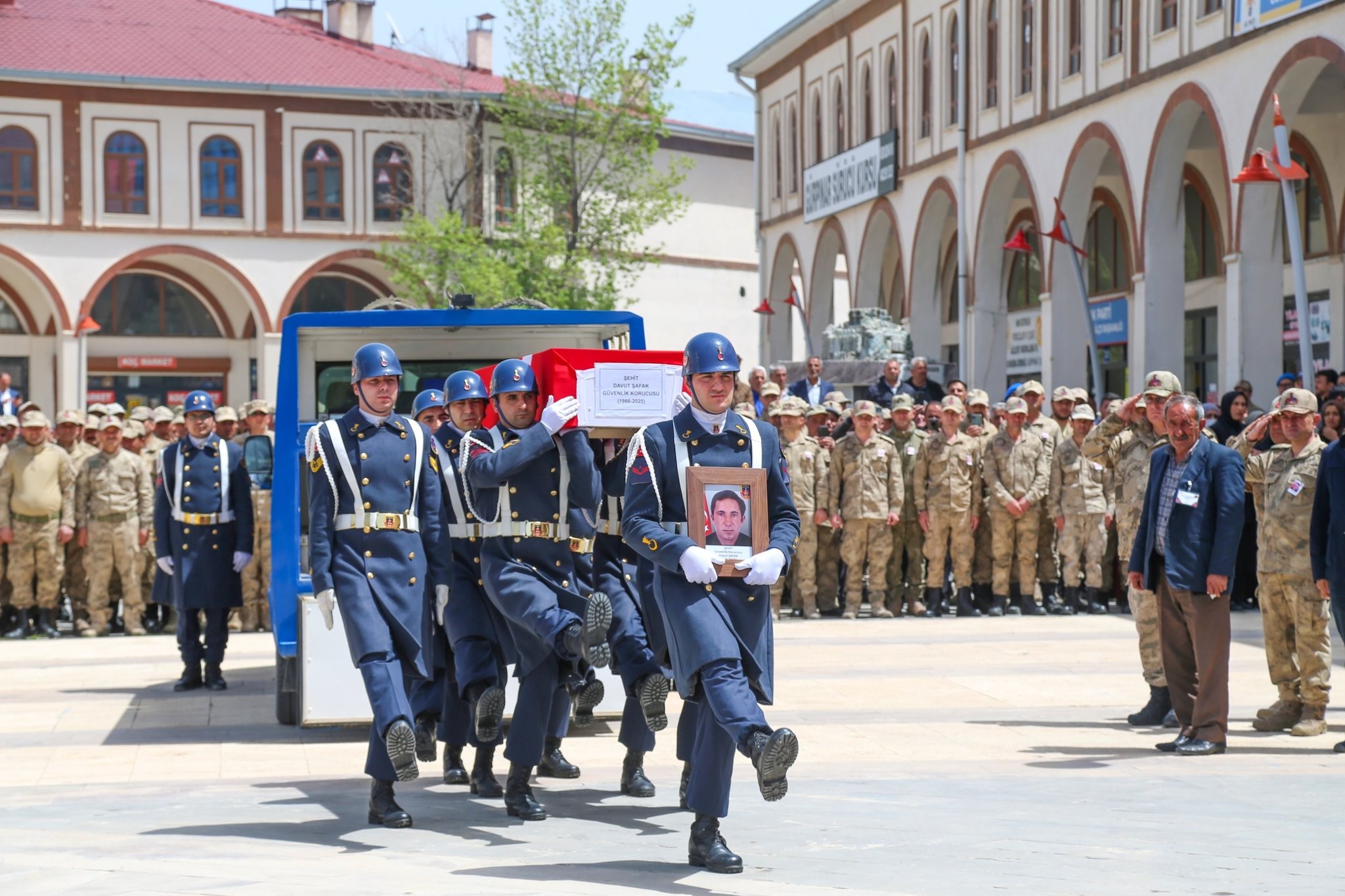 Van’da şehit güvenlik korucusu için tören düzenlendi