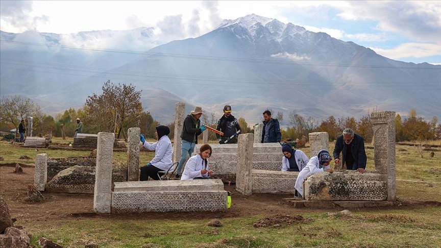 Van'da Selçuklu Mezarlığı'ndaki tarihi taşlar restore ediliyor