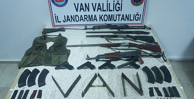 Van'da silah satarak PKK'ya finans sağlayan 2 kişi yakalandı