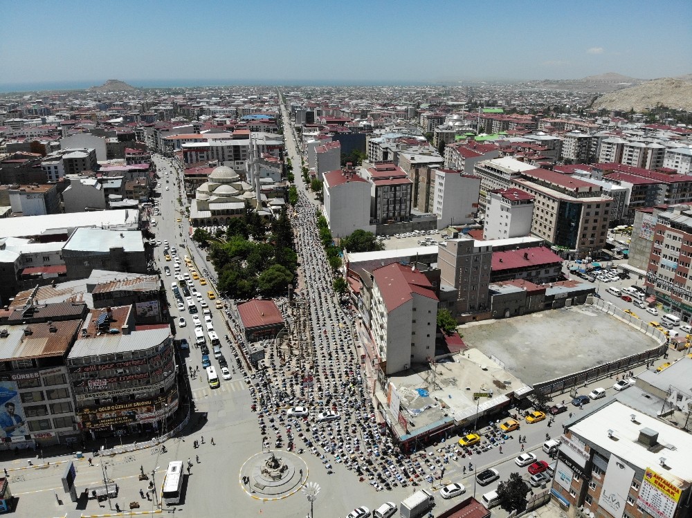 Van’da sosyal mesafeli üçüncü Cuma namazı 