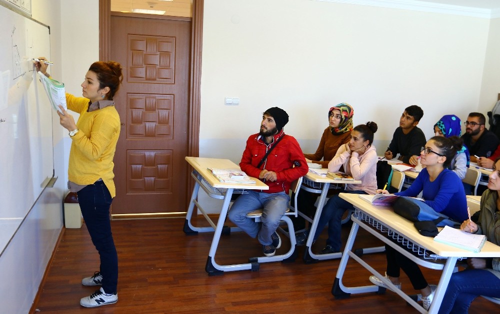 Van’da sürekli eğitim merkezi ile 294 öğrenci üniversiteli oldu 