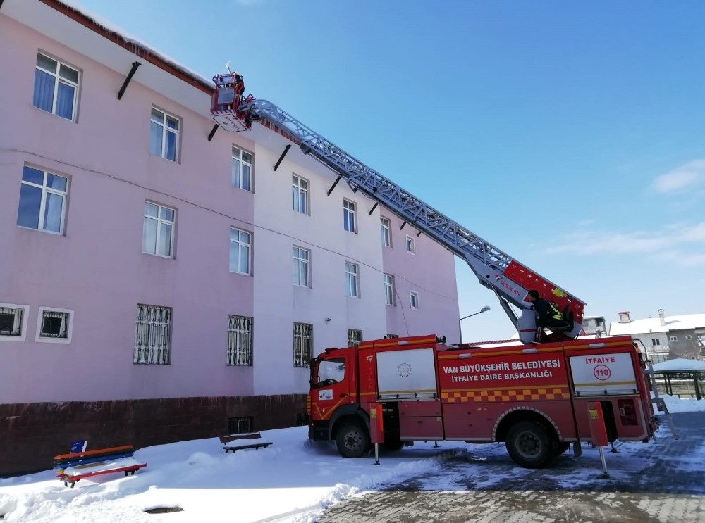 Van’da tehlike saçan buz sarkıtları temizlendi 