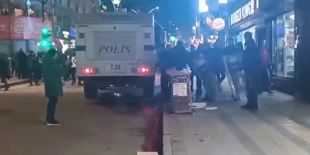 Van'da tehlikeli gerginlik! Burger King binası taşlandı