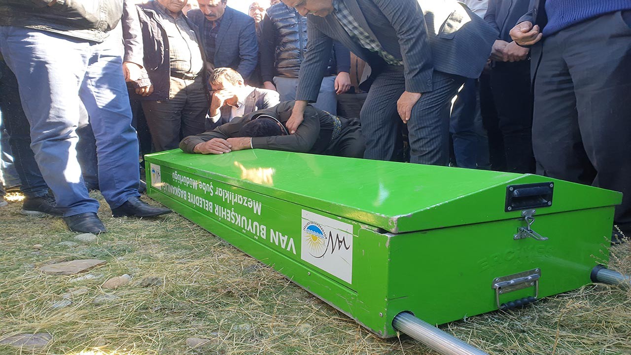 Van'da trafik faciası! AK Partili baba ve oğlu yan yana defnedildi!