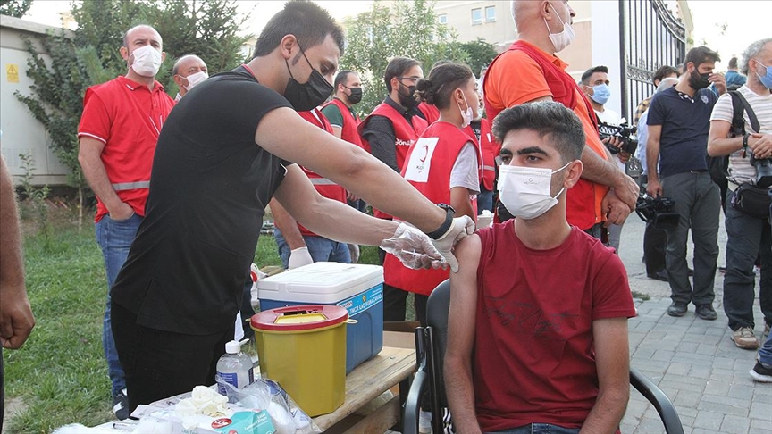 Van'da vatandaşlar cami bahçelerine kurulan stantlarda aşı oldu