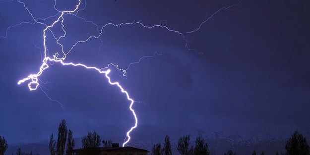 Van'da yıldırım isabet eden kadın yaşamını yitirdi