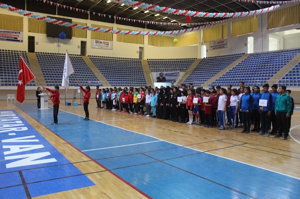 Van’da “Yıldızlar Badminton Grup Müsabakaları” başladı 