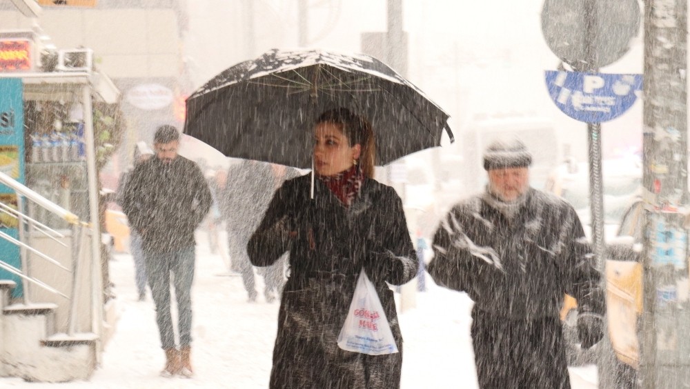 Van’da yoğun kar yağışı 